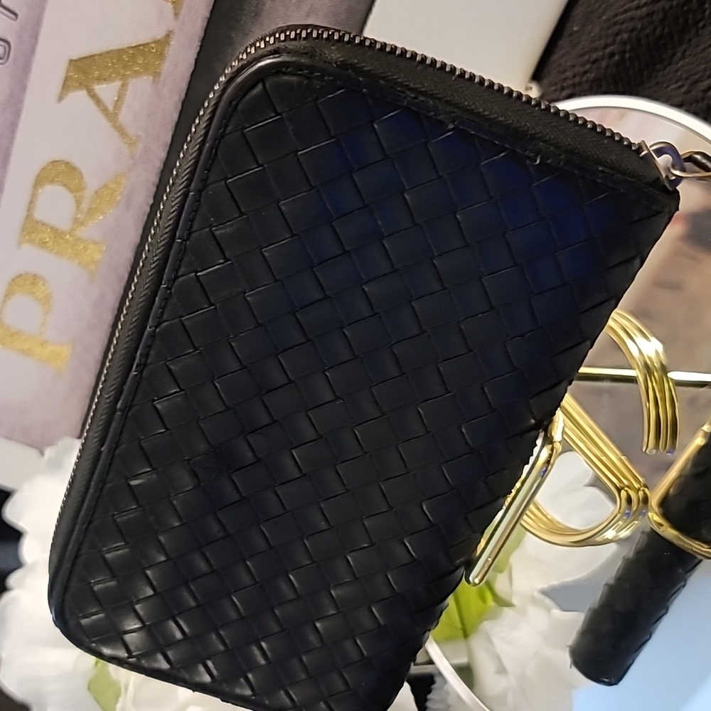 🖤Bottega Veneta Intrecciato Black Leather Zip-around Wallet🖤